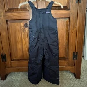 Patagonia toddler snow bib.  Size 3T navy blue used & in great condition